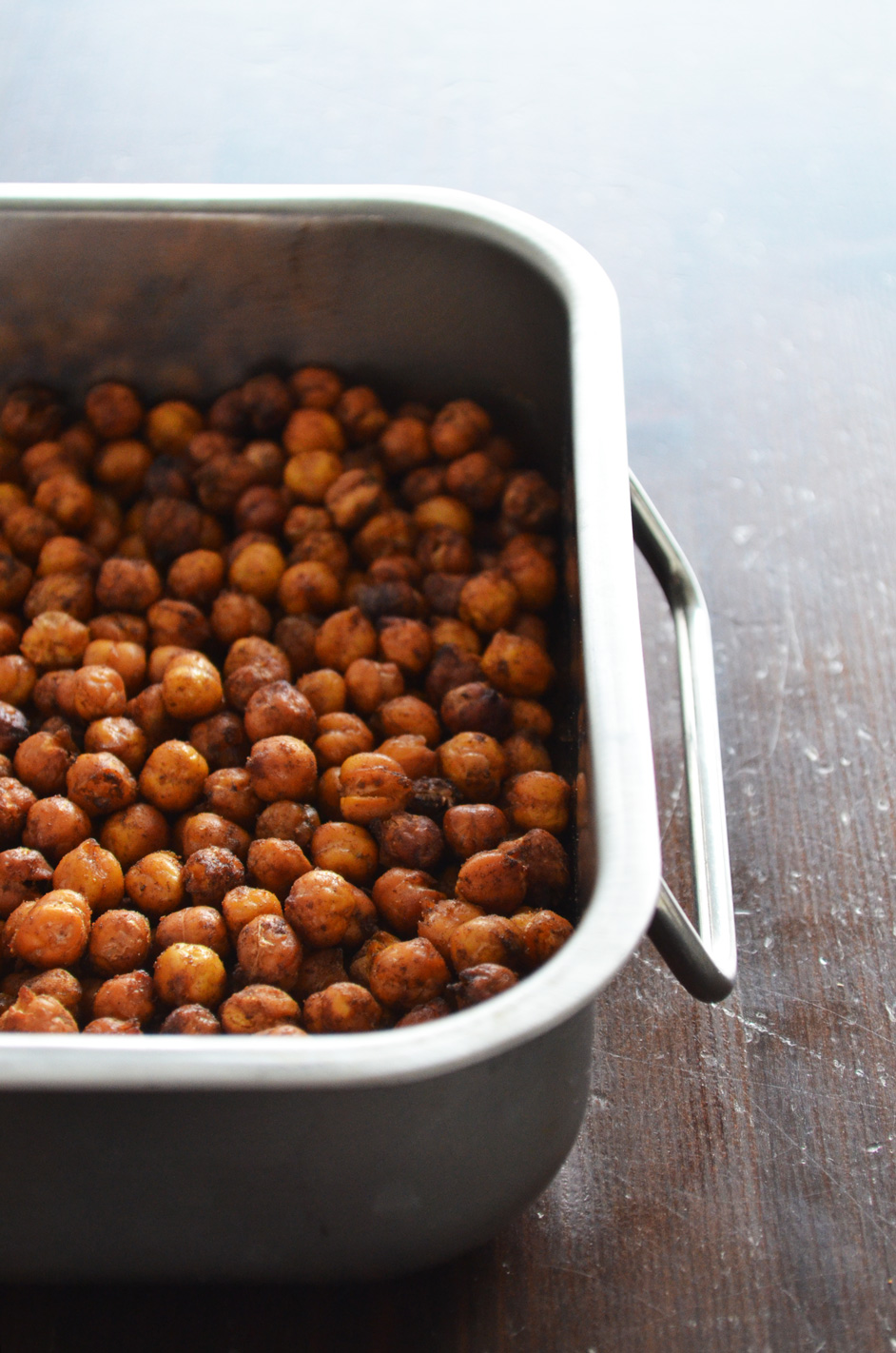 A recipe for Smokey Roasted Chickpeas. Perfectly crunchy and lightly flavored with pimentón (smoked paprika powder), garlic, black pepper and salt. Recipe by That Healthy Kitchen