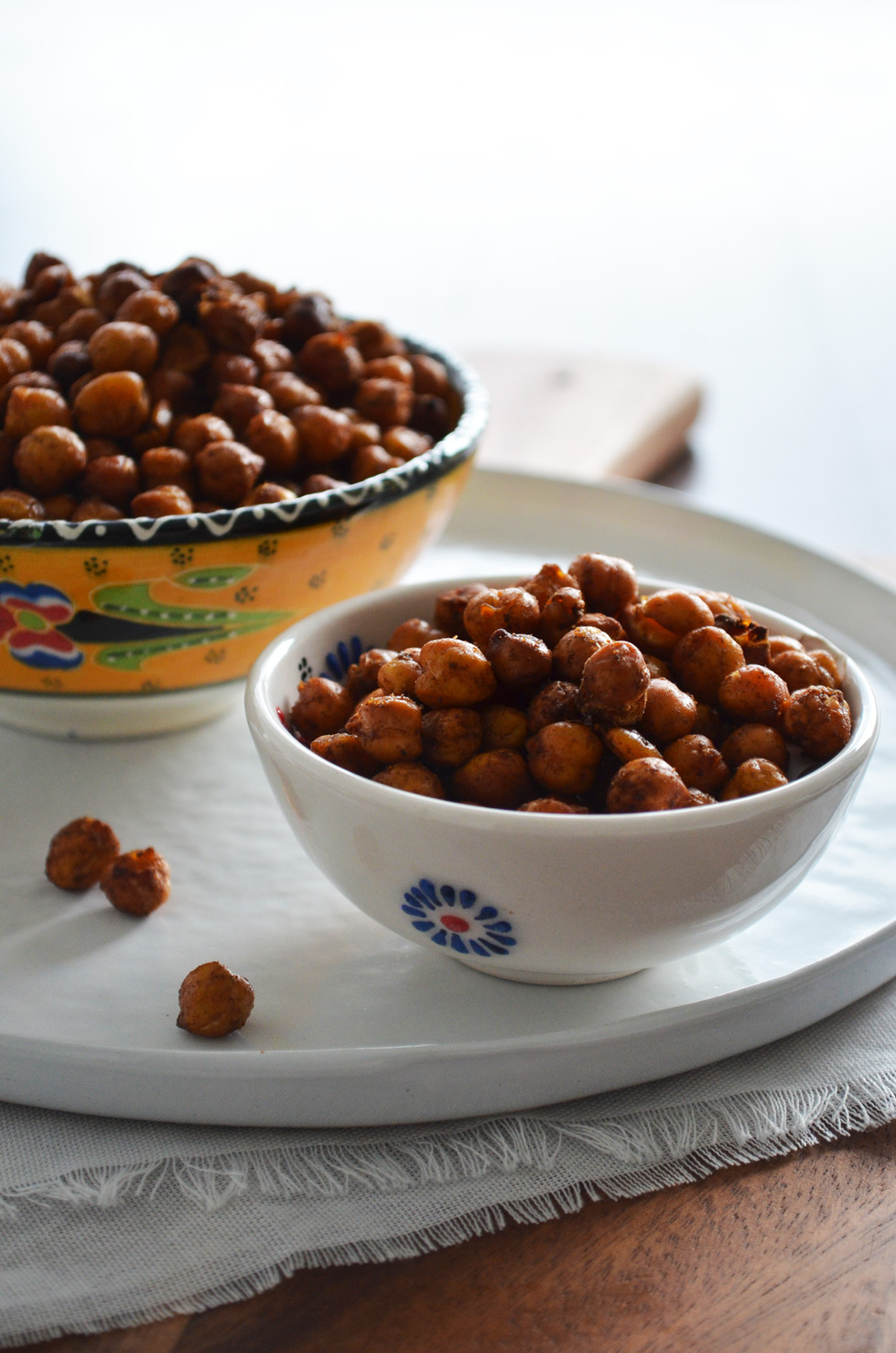 A recipe for Smokey Roasted Chickpeas. Perfectly crunchy and lightly flavored with pimentón (smoked paprika powder), garlic, black pepper and salt. Recipe by That Healthy Kitchen