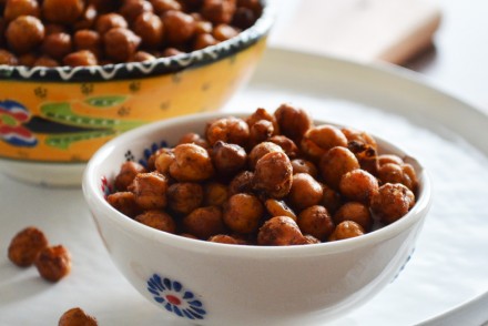 A recipe for Smokey Roasted Chickpeas. Perfectly crunchy and lightly flavored with pimentón (smoked paprika powder), garlic, black pepper and salt. Recipe by That Healthy Kitchen
