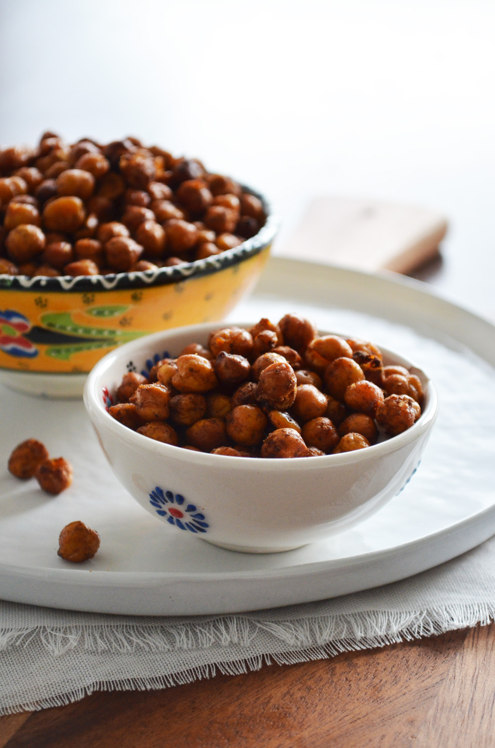 A recipe for Smokey Roasted Chickpeas. Perfectly crunchy and lightly flavored with pimentón (smoked paprika powder), garlic, black pepper and salt. Recipe by That Healthy Kitchen