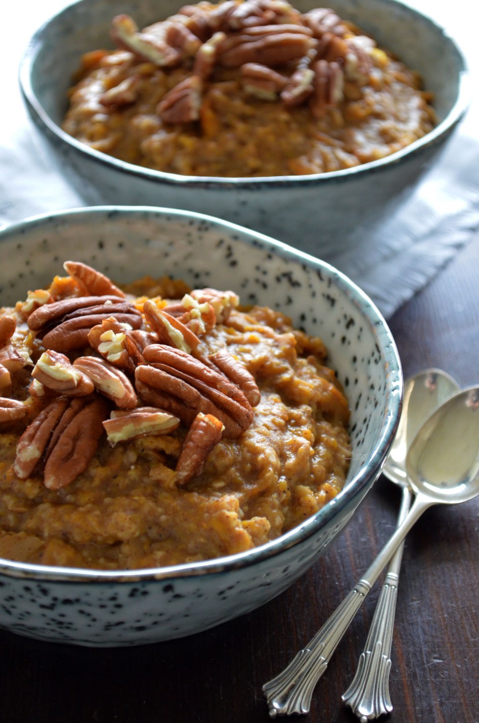 A recipe for Pumpkin Pie Oatmeal. A delicious breakfast with hints of vanilla, ginger, cinnamon and nutmeg. Who said you couldn't have pie for breakfast?! | by That Healthy Kitchen