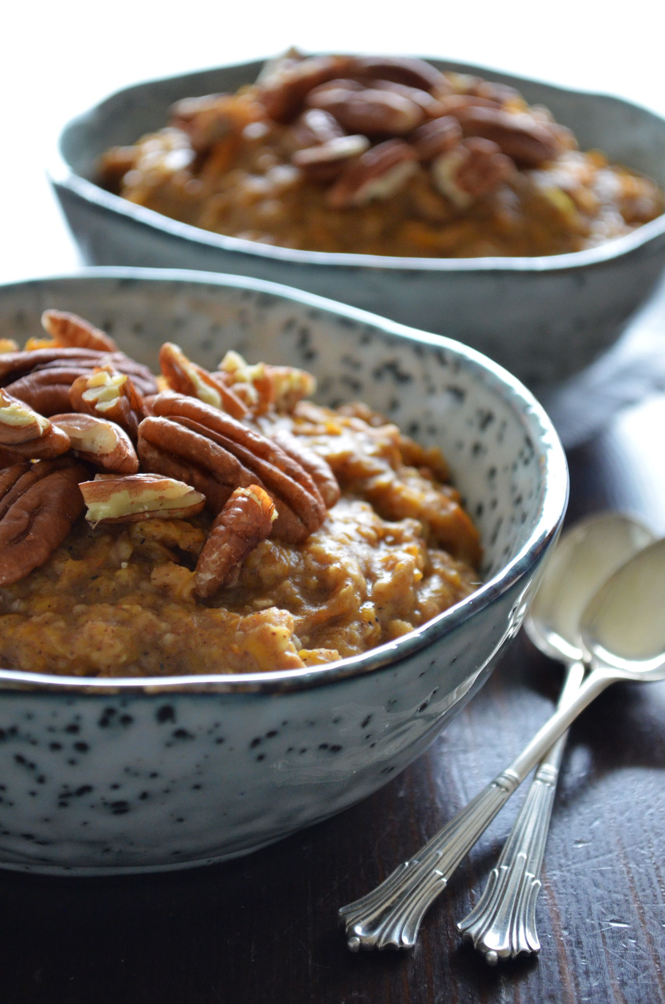 A recipe for Pumpkin Pie Oatmeal. A delicious breakfast with hints of vanilla, ginger, cinnamon and nutmeg. Who said you couldn't have pie for breakfast?! | by That Healthy Kitchen