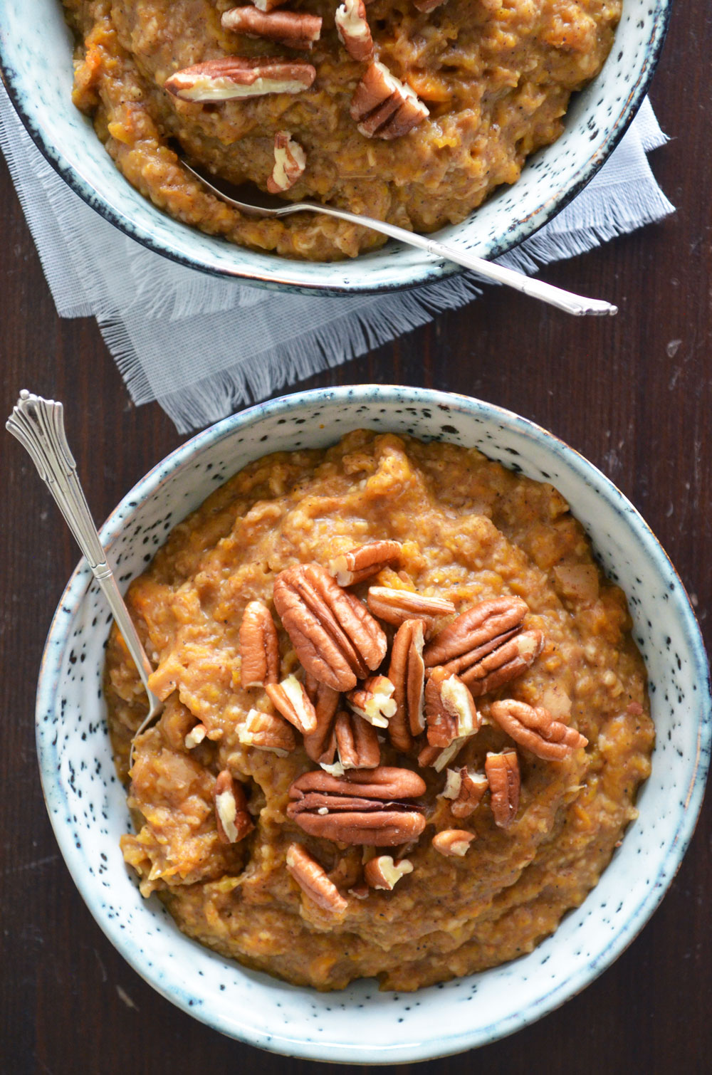 A recipe for Pumpkin Pie Oatmeal. A delicious breakfast with hints of vanilla, ginger, cinnamon and nutmeg. Who said you couldn't have pie for breakfast?! | by That Healthy Kitchen