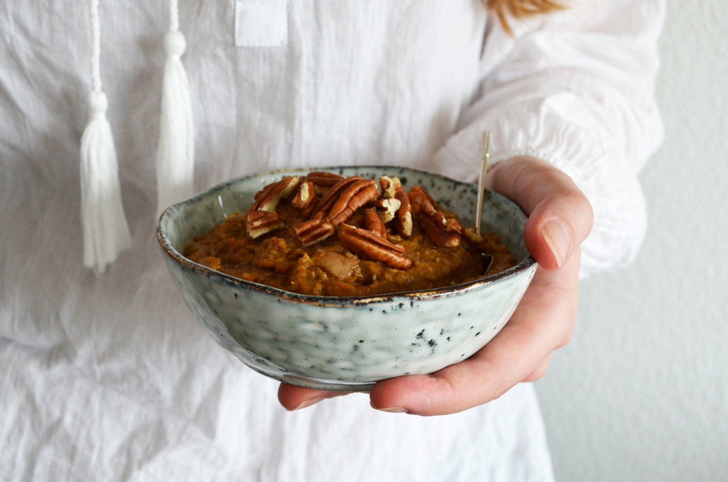 A recipe for Pumpkin Pie Oatmeal. A delicious breakfast with hints of vanilla, ginger, cinnamon and nutmeg. Who said you couldn't have pie for breakfast?! | by That Healthy Kitchen