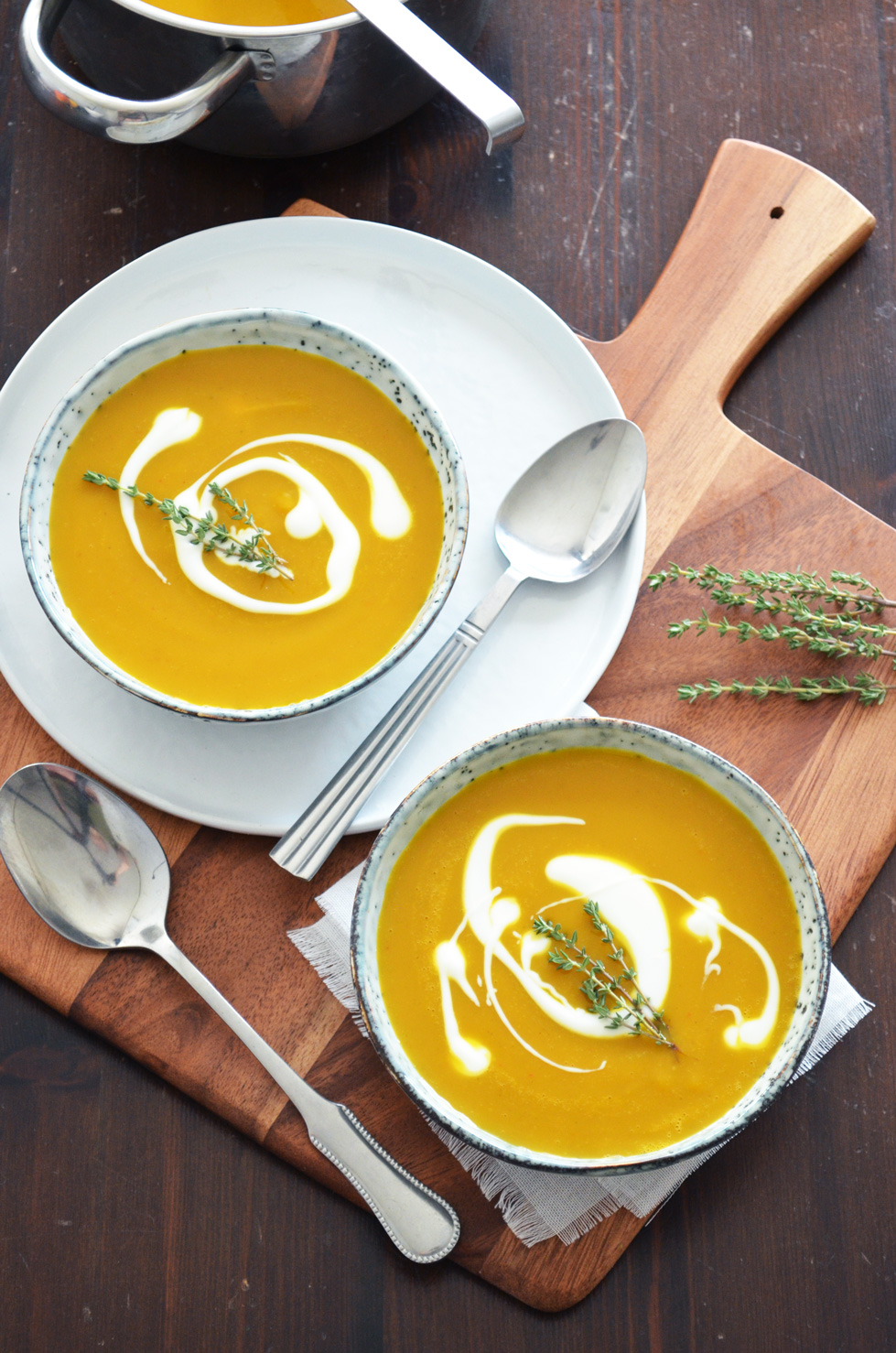 A recipe for Pumpkin Soup with Harissa and Orange. This soup is great to enjoy as lunch or as a light post-holiday dinner. The spicy Harissa paste and the orange juice and zest give the soup a North-African/Middle Eastern vibe. Recipe by That Healthy Kitchen