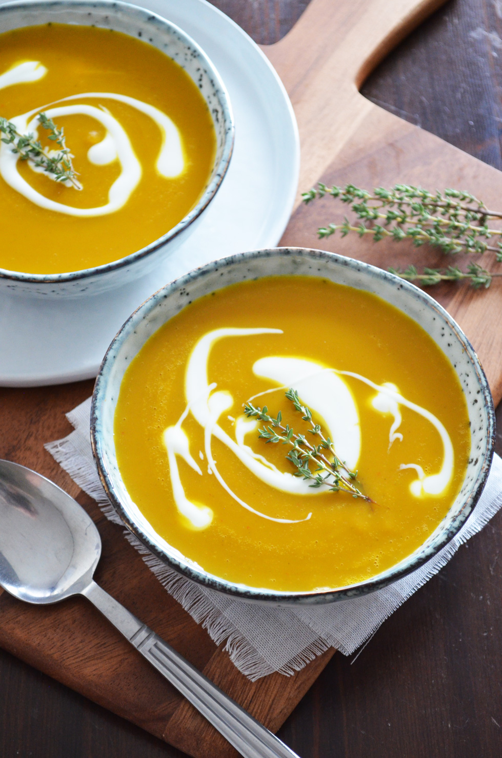 A recipe for Pumpkin Soup with Harissa and Orange. This soup is great to enjoy as lunch or as a light post-holiday dinner. The spicy Harissa paste and the orange juice and zest give the soup a North-African/Middle Eastern vibe. Recipe by That Healthy Kitchen