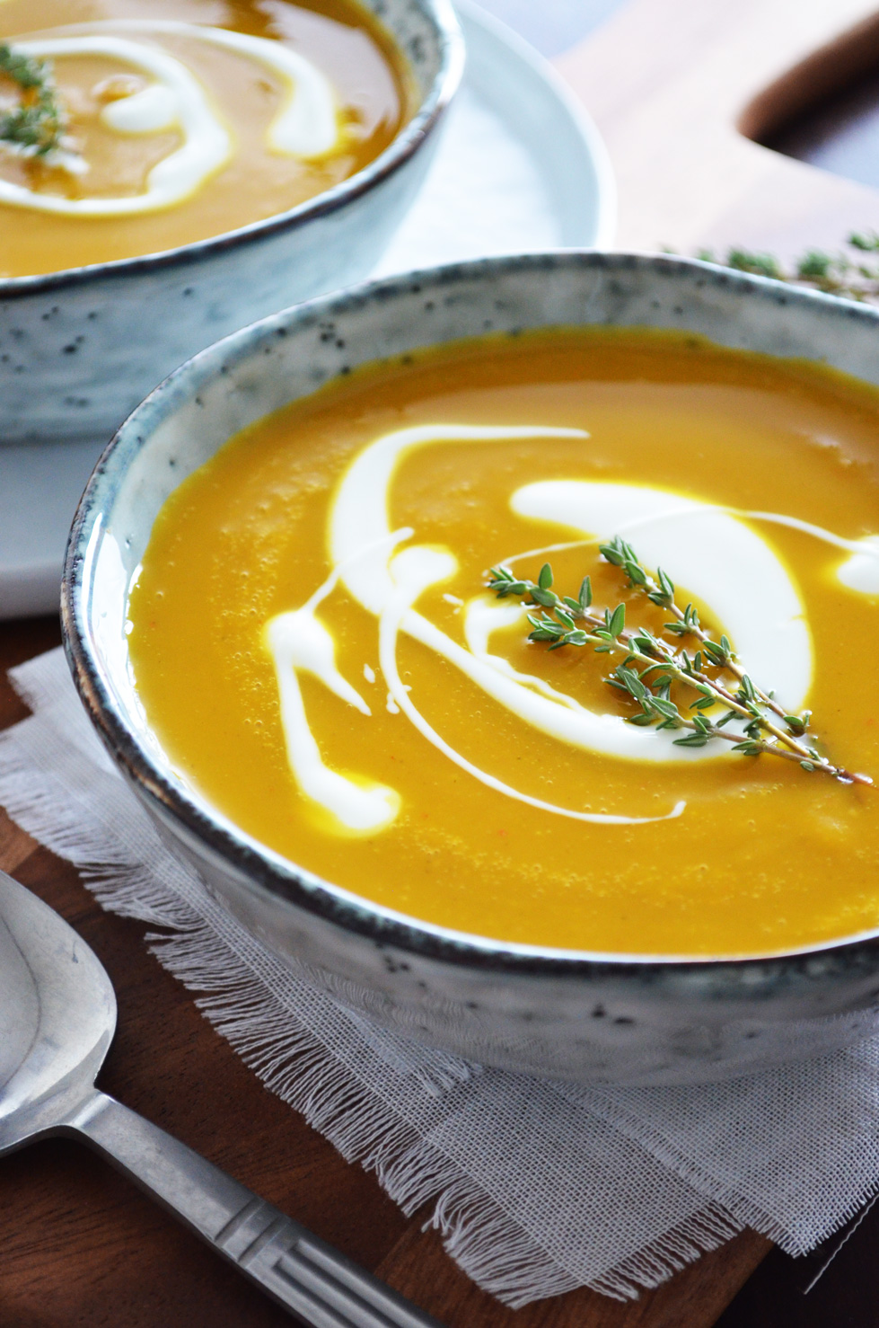 A recipe for Pumpkin Soup with Harissa and Orange. This soup is great to enjoy as lunch or as a light post-holiday dinner. The spicy Harissa paste and the orange juice and zest give the soup a North-African/Middle Eastern vibe. Recipe by That Healthy Kitchen