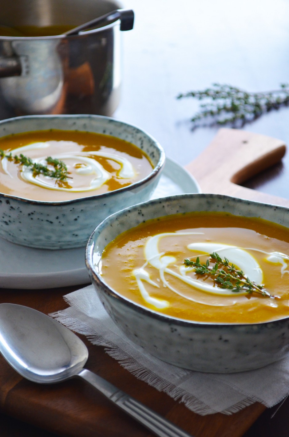 A recipe for Pumpkin Soup with Harissa and Orange. This soup is great to enjoy as lunch or as a light post-holiday dinner. The spicy Harissa paste and the orange juice and zest give the soup a North-African/Middle Eastern vibe. Recipe by That Healthy Kitchen