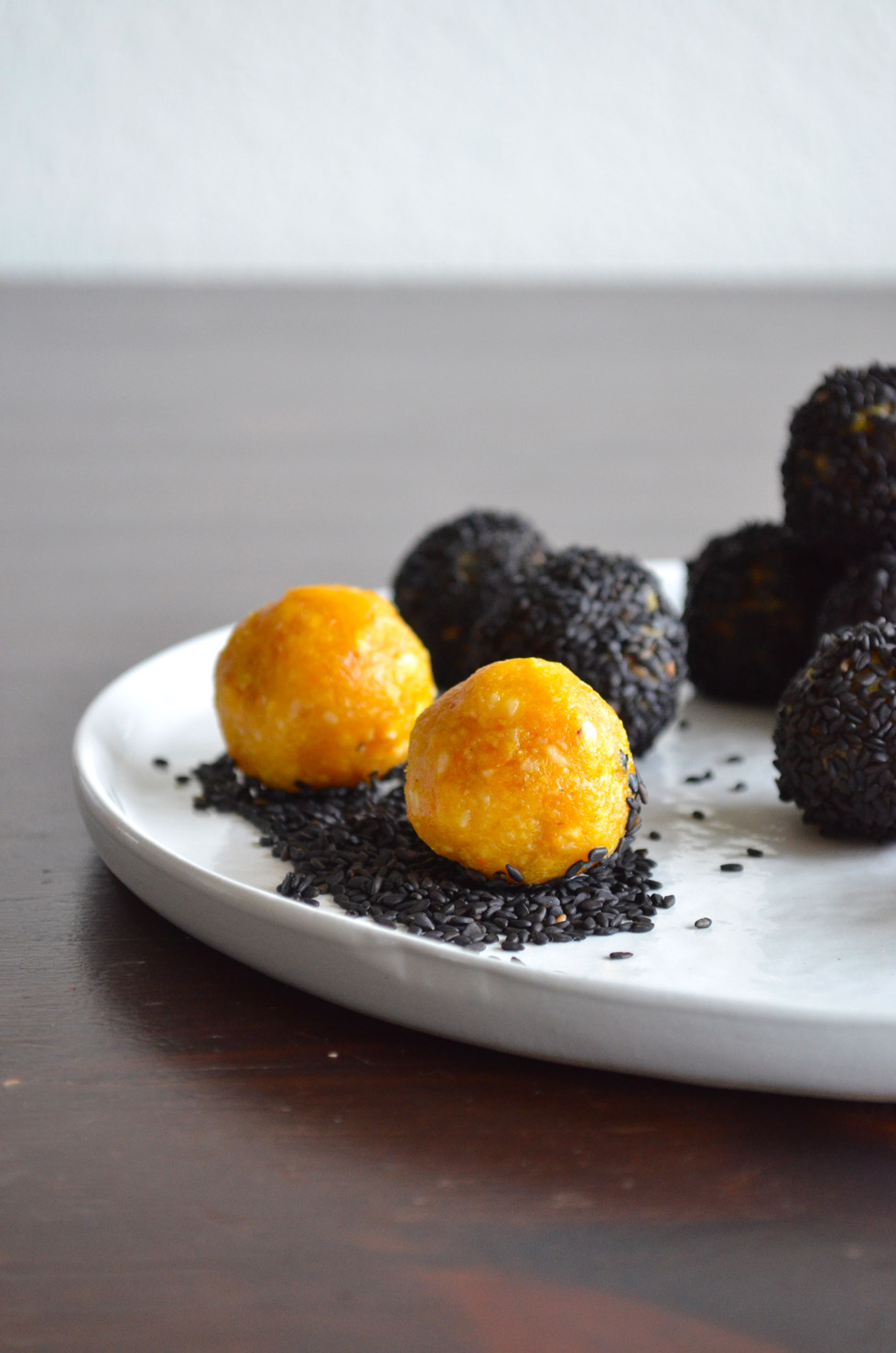 Beautiful, delicious and vibrant apricot and ginger bliss balls. Made with whole food ingredients like dried apricots, fresh ginger, macadamia nuts and turmeric.